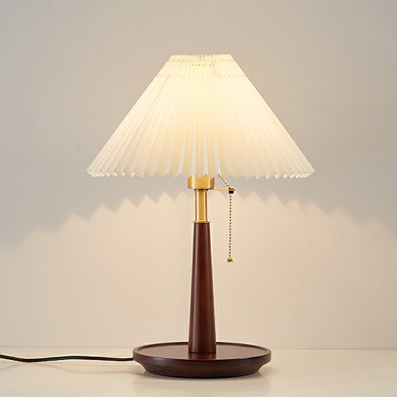 Lampe de table élégante avec pied rond en métal et abat-jour conique en tissu