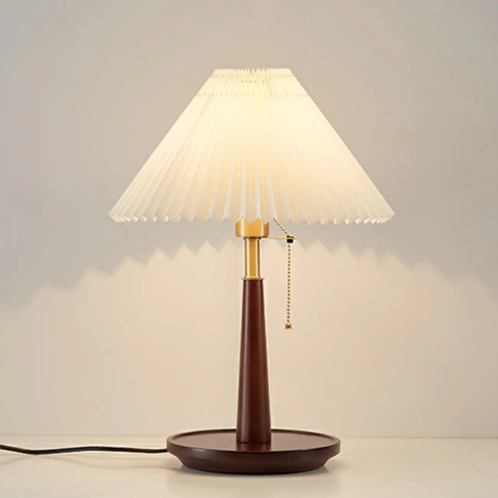 Lampe de table élégante avec pied rond en métal et abat-jour conique en tissu