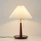 Lampe de table élégante avec pied rond en métal et abat-jour conique en tissu
