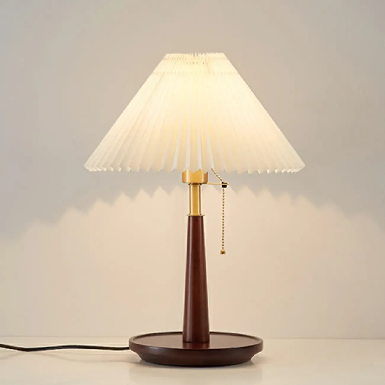 Lampe de table élégante avec pied rond en métal et abat-jour conique en tissu