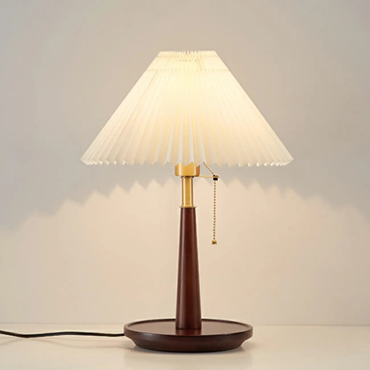 Lampe de table élégante avec pied rond en métal et abat-jour conique en tissu
