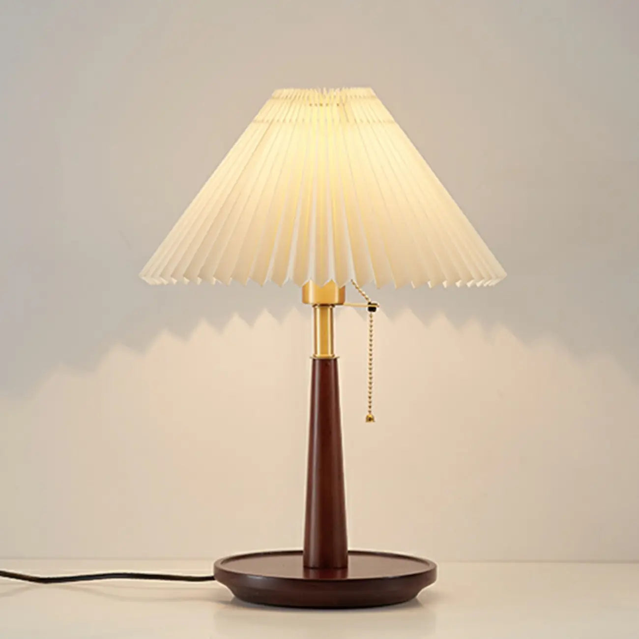 Lampe de table élégante avec pied rond en métal et abat-jour conique en tissu