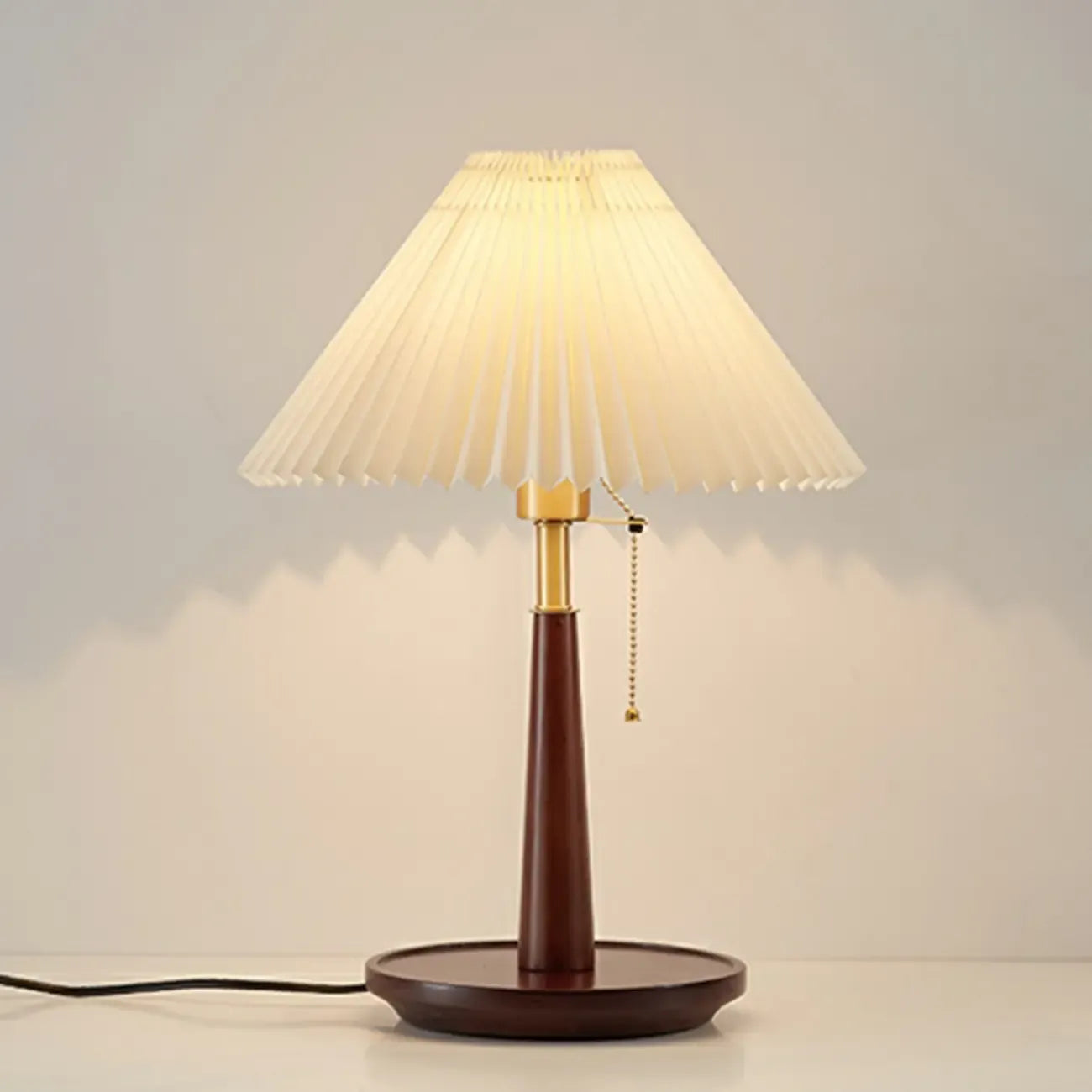 Lampe de table élégante avec pied rond en métal et abat-jour conique en tissu