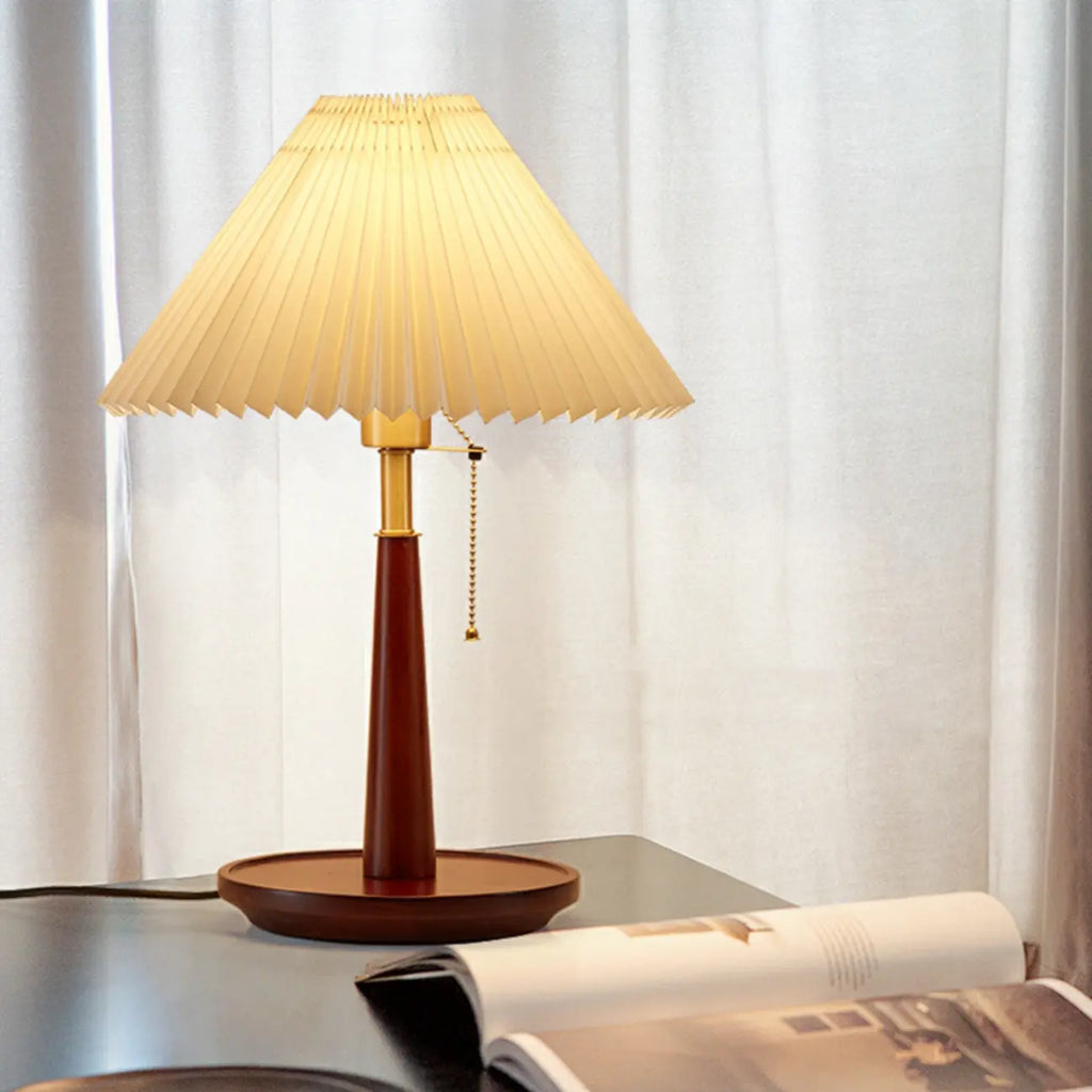 Lampe de table élégante avec pied rond en métal et abat-jour conique en tissu