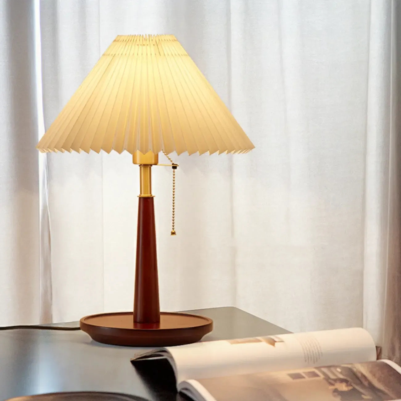 Lampe de table élégante avec pied rond en métal et abat-jour conique en tissu