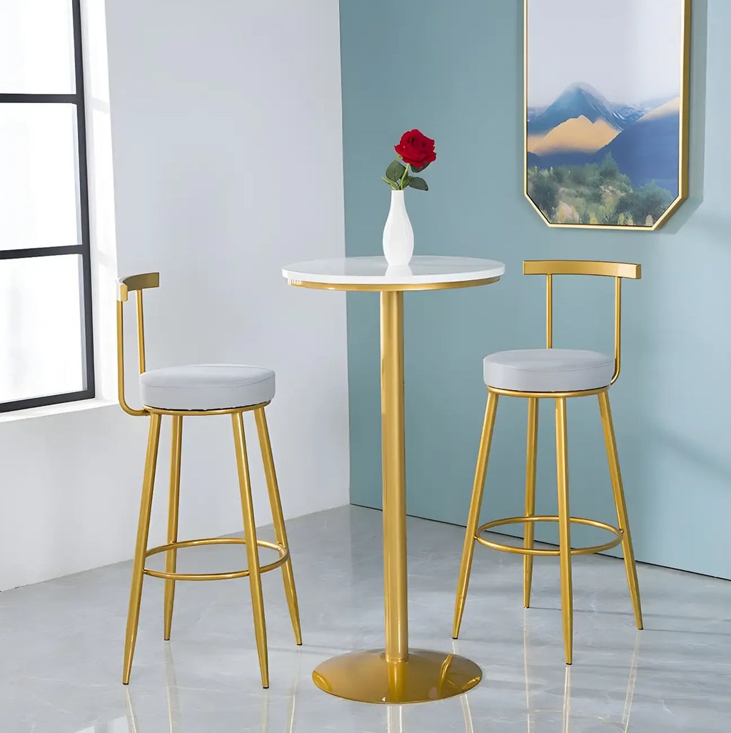 Tables de bar glamour blanches en faux marbre avec tréteaux en métal doré