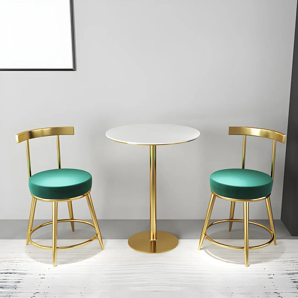 Tables de bar glamour blanches en faux marbre avec tréteaux en métal doré