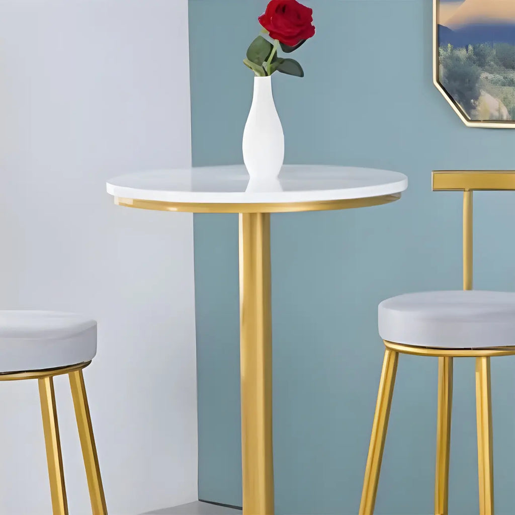 Tables de bar glamour blanches en faux marbre avec tréteaux en métal doré
