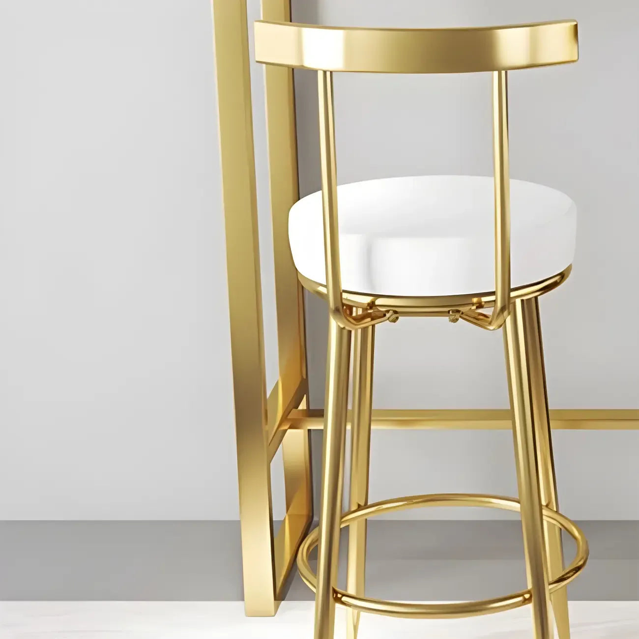 Tables de bar glamour blanches en faux marbre avec tréteaux en métal doré