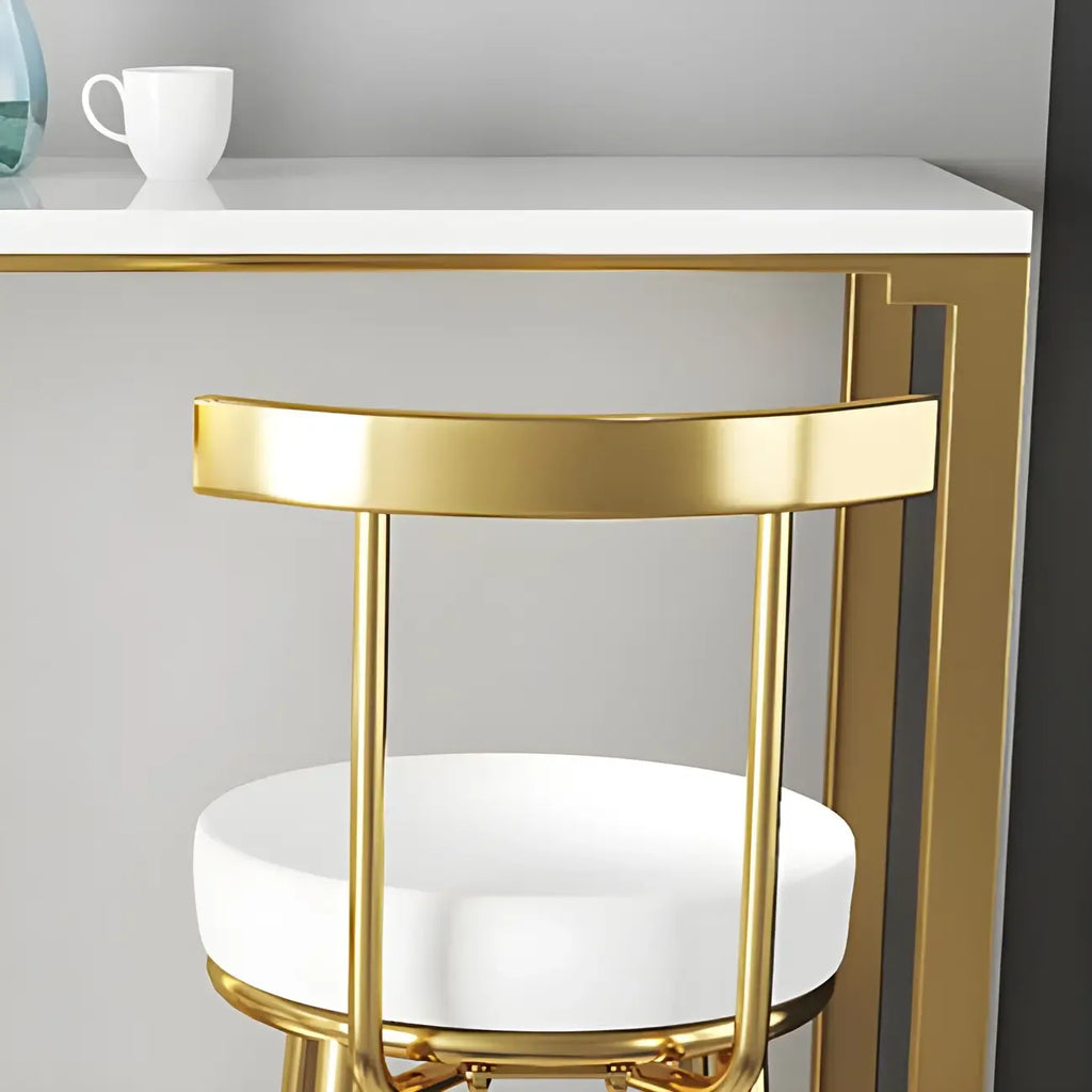 Tables de bar glamour blanches en faux marbre avec tréteaux en métal doré