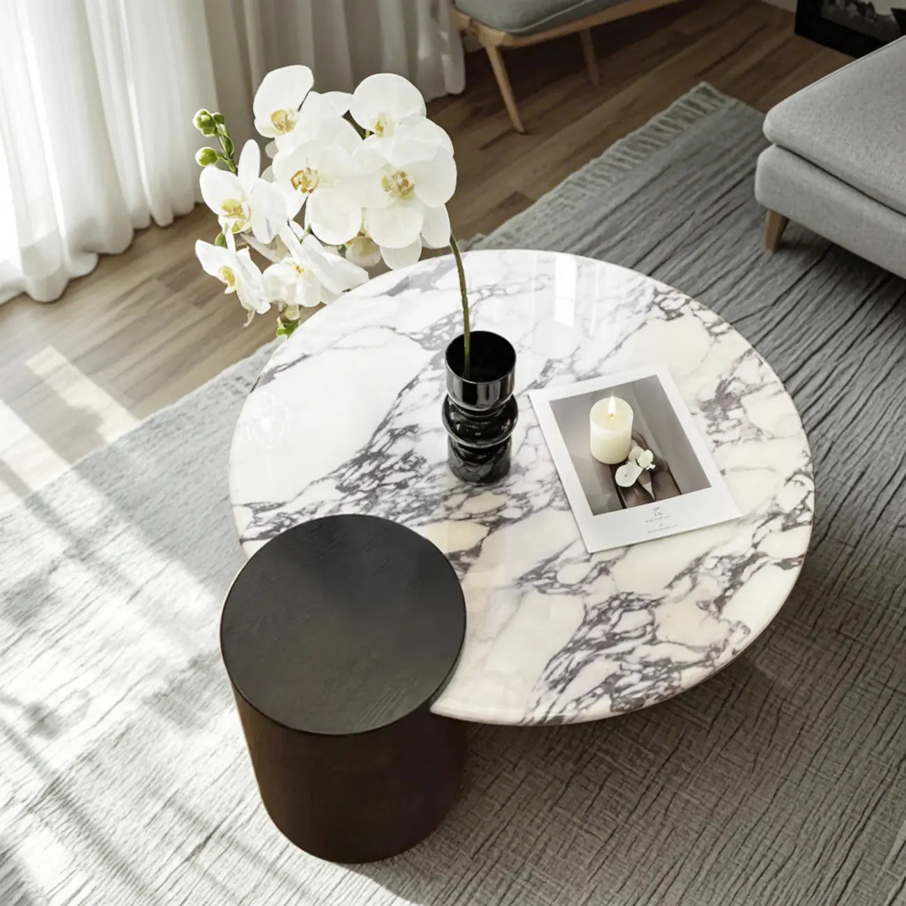 Table basse ronde élégante en marbre blanc et bois