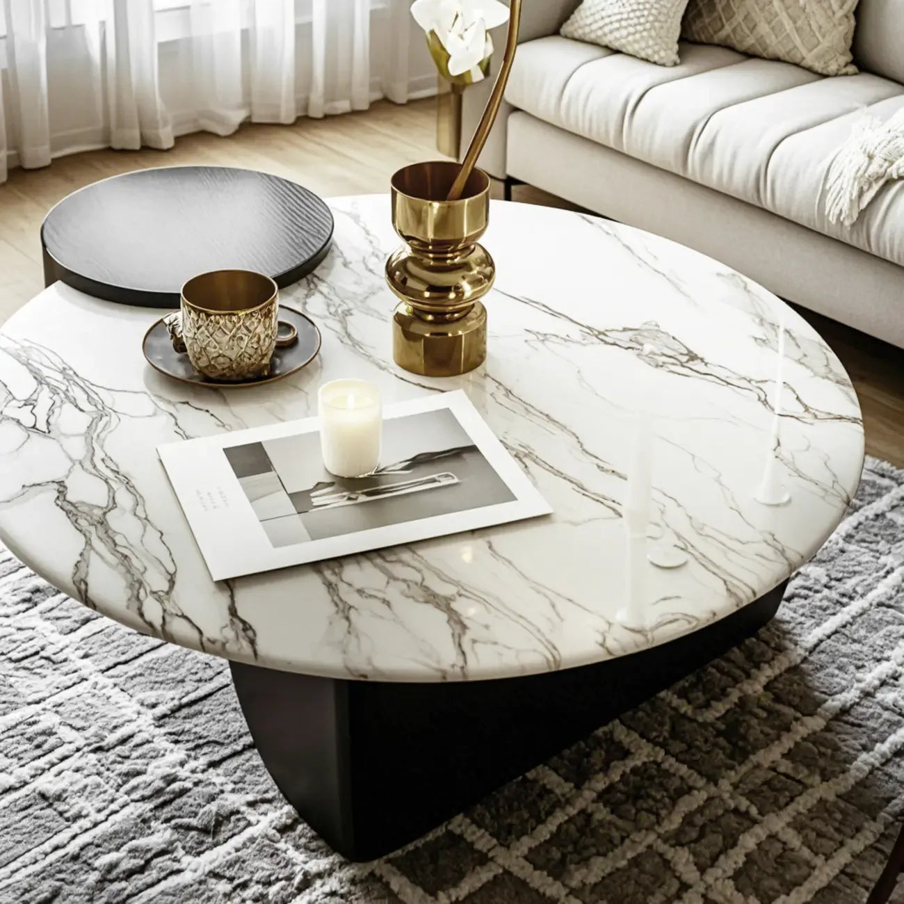 Table basse ronde élégante en marbre blanc et bois
