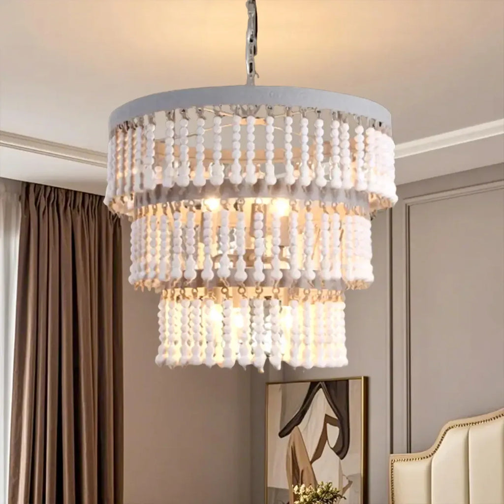 Lampadario a 3 livelli con perline in legno bianco e design elegante