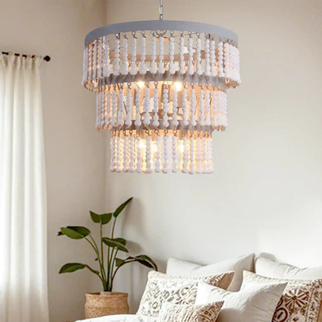 Lampadario a 3 livelli con perline in legno bianco e design elegante