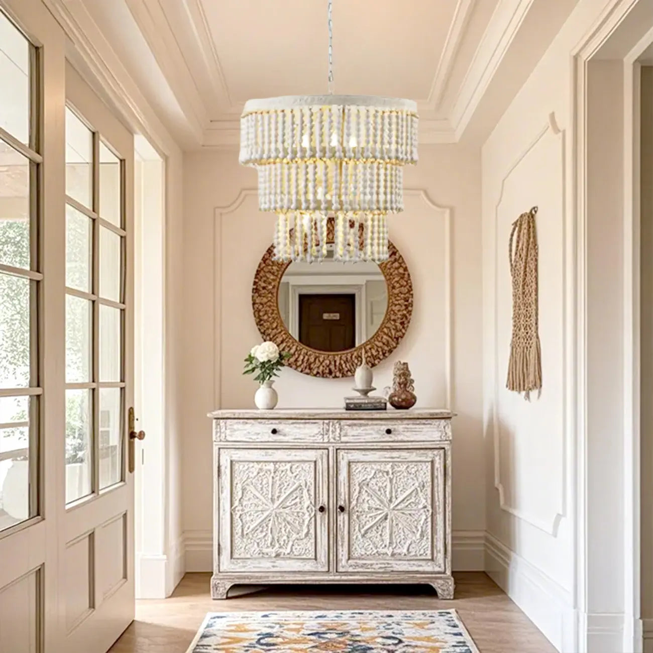 Lampadario a 3 livelli con perline in legno bianco e design elegante