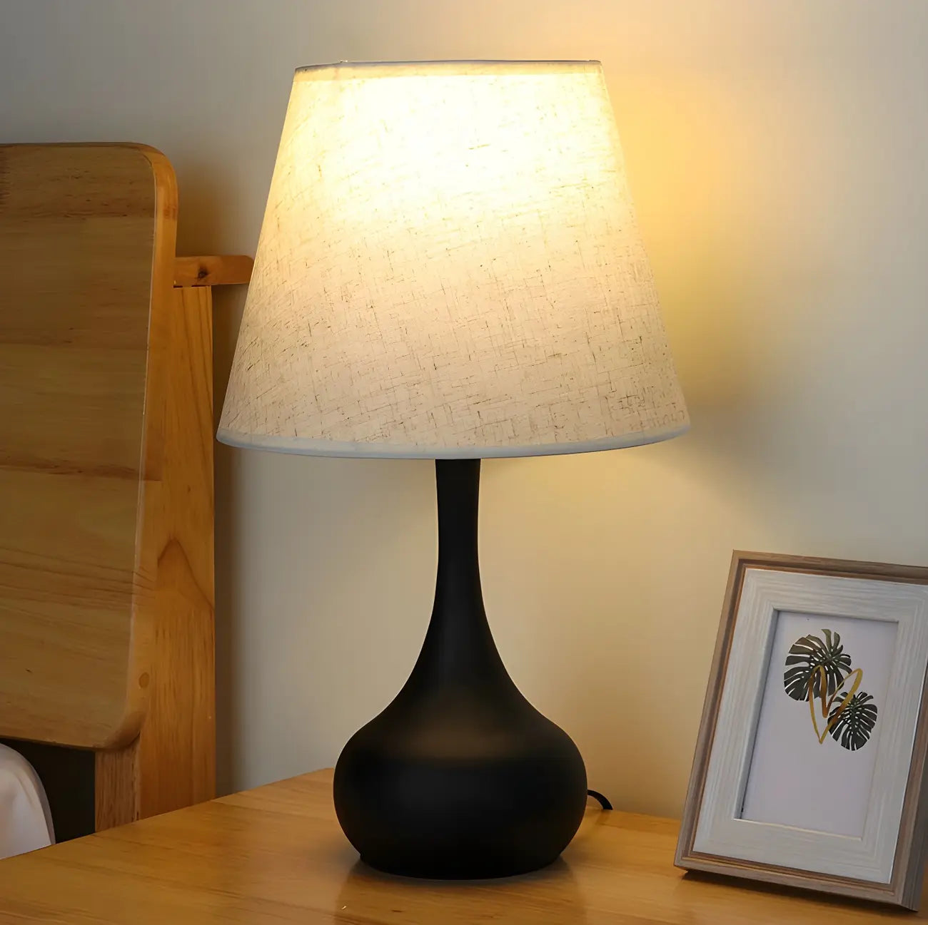 Lampe de chevet élégante en métal et tissu noir et blanc