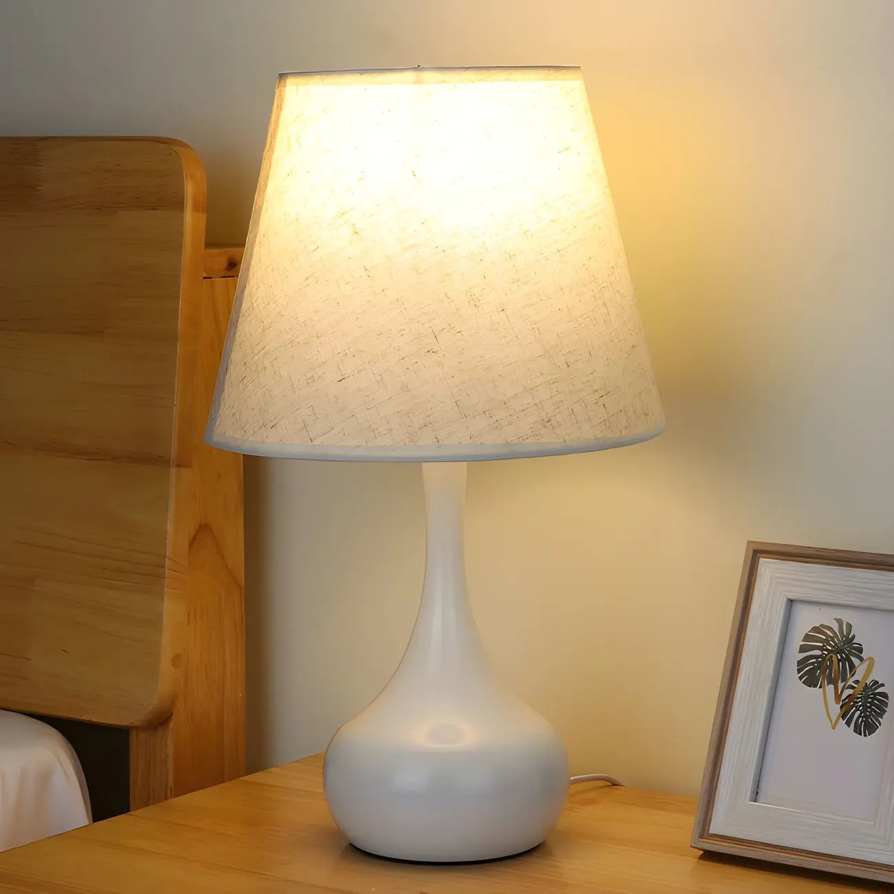Lampe de chevet élégante en métal et tissu noir et blanc