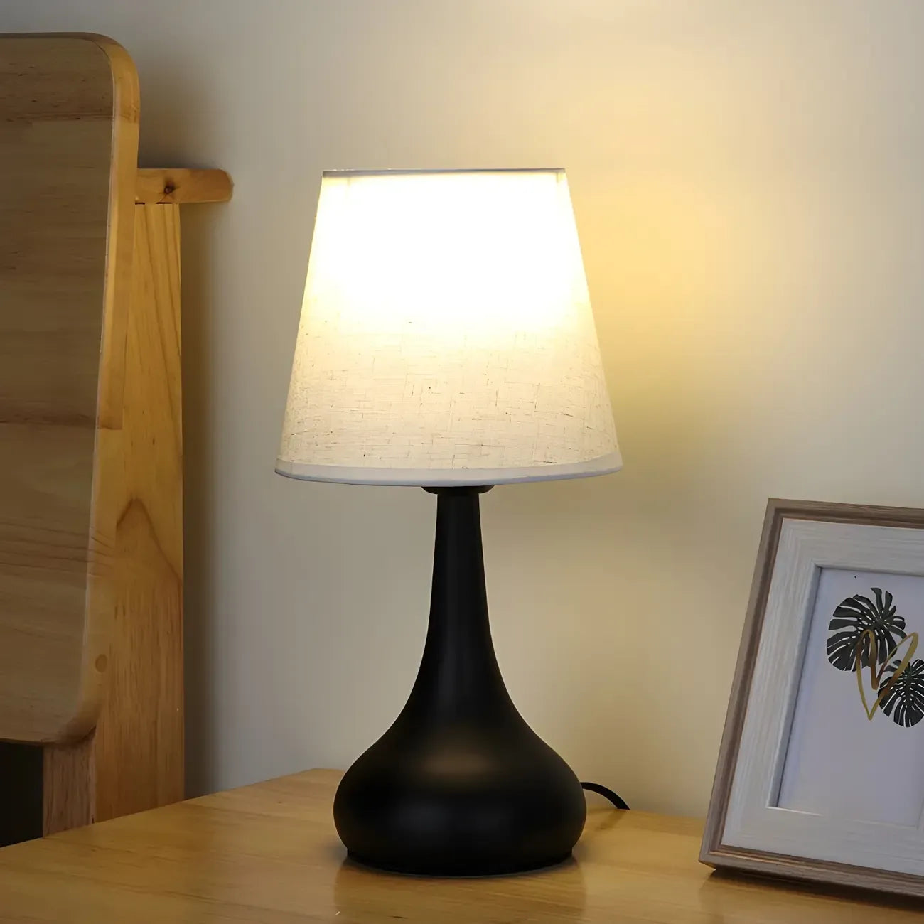 Lampe de chevet élégante en métal et tissu noir et blanc