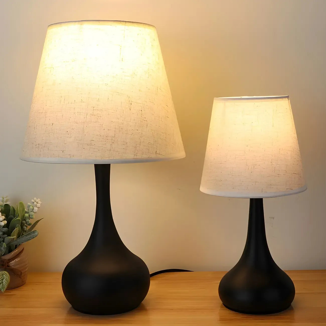 Lampe de chevet élégante en métal et tissu noir et blanc