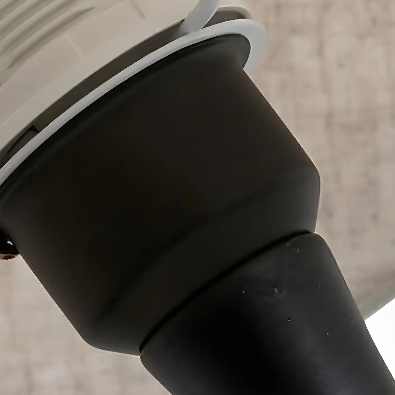 Lampe de chevet élégante en métal et tissu noir et blanc