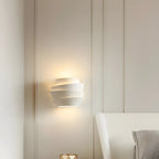 Applique murale minimaliste blanche à plusieurs niveaux pour l'éclairage de la chambre