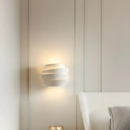 Applique murale minimaliste blanche à plusieurs niveaux pour l'éclairage de la chambre