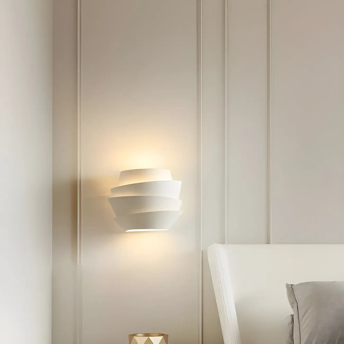 Applique murale minimaliste blanche à plusieurs niveaux pour l'éclairage de la chambre