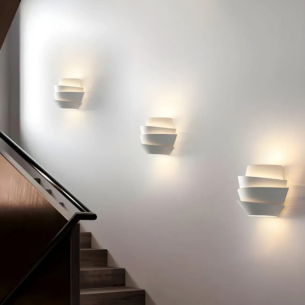 Applique murale minimaliste blanche à plusieurs niveaux pour l'éclairage de la chambre
