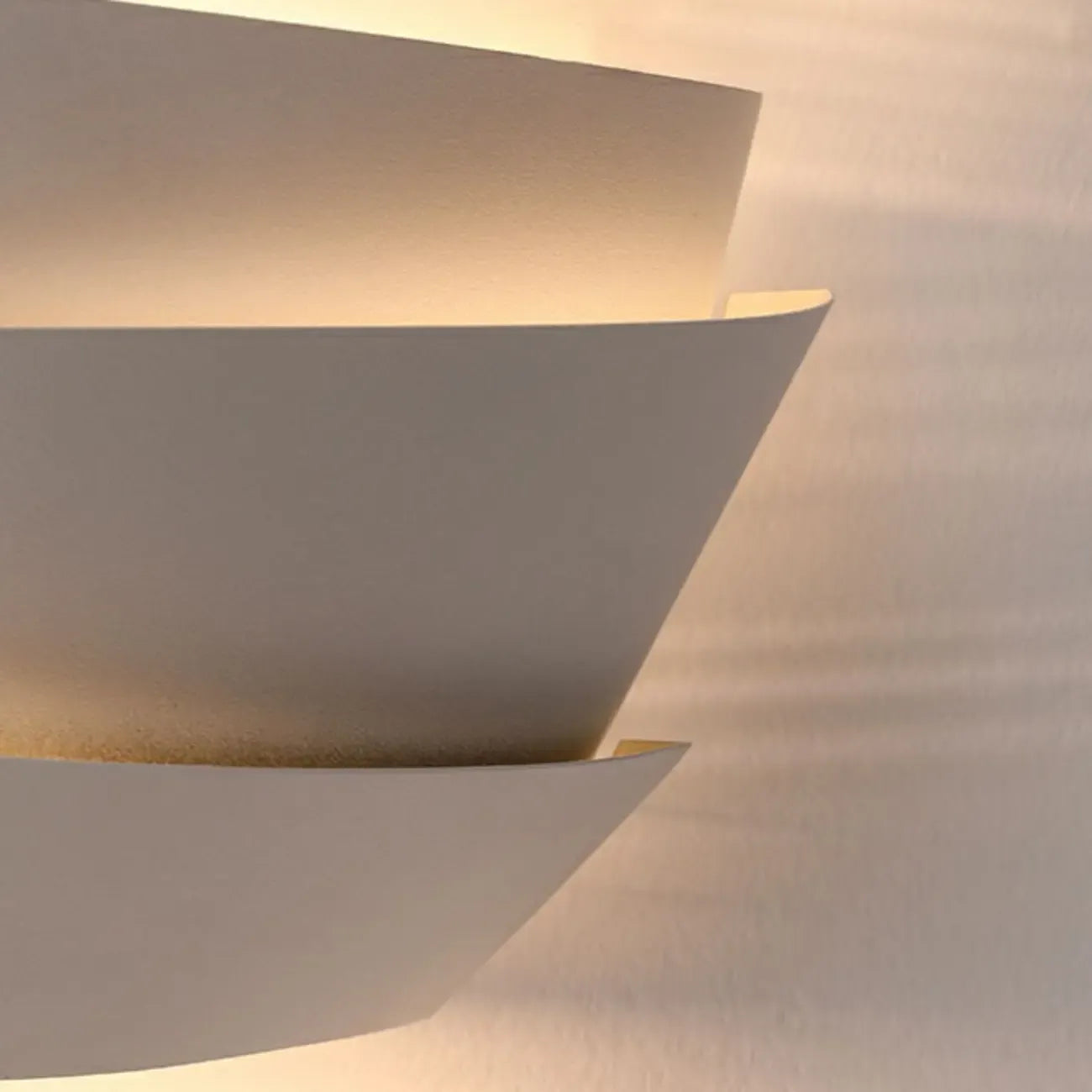 Applique murale minimaliste blanche à plusieurs niveaux pour l'éclairage de la chambre