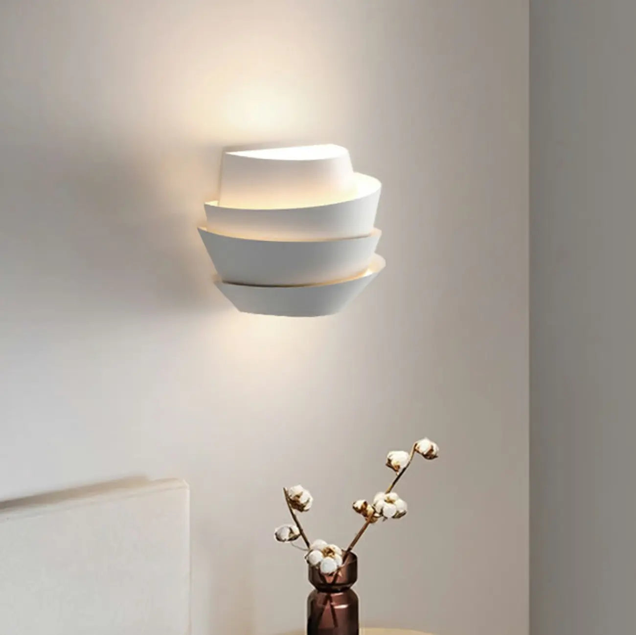 Applique murale minimaliste blanche à plusieurs niveaux pour l'éclairage de la chambre