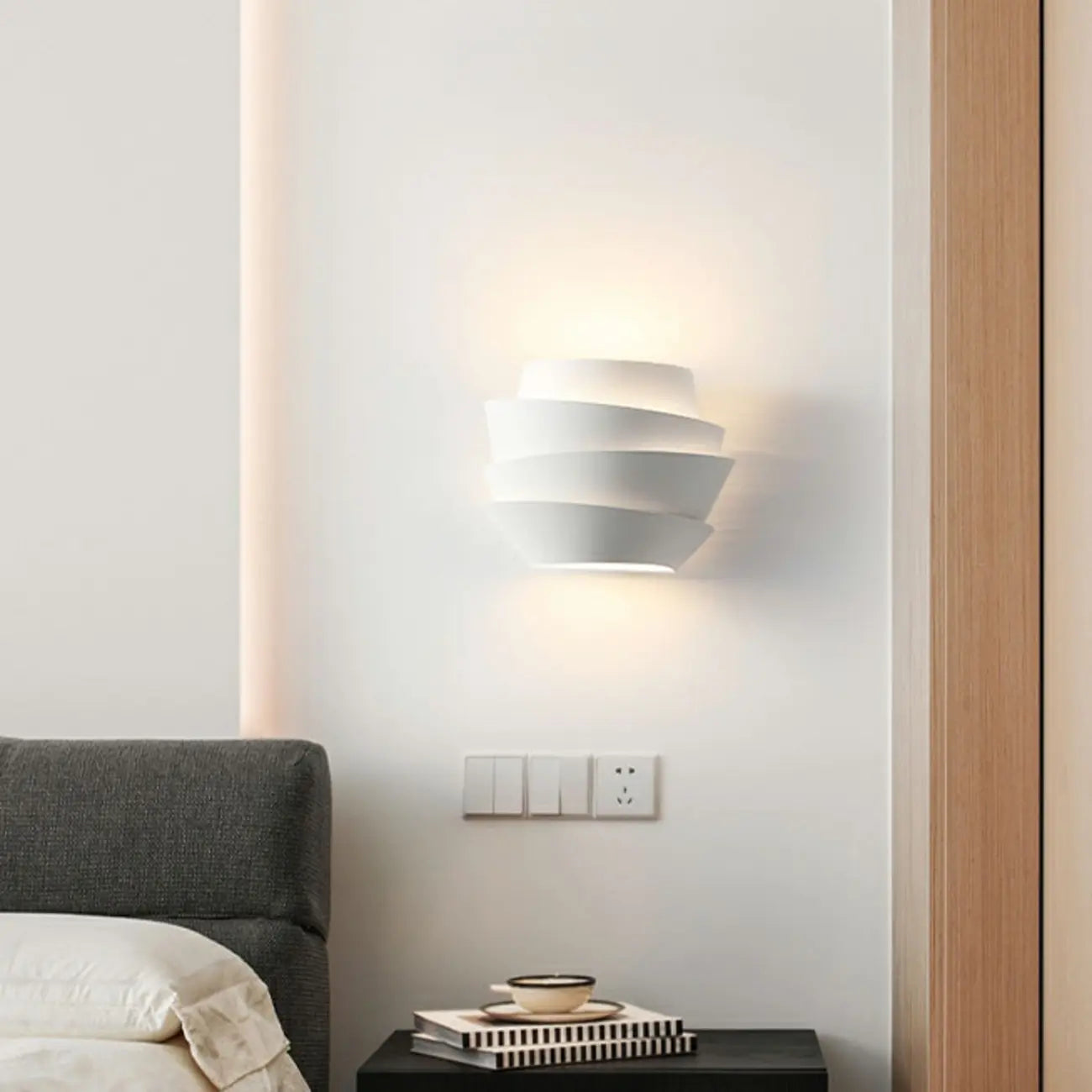 Applique murale minimaliste blanche à plusieurs niveaux pour l'éclairage de la chambre