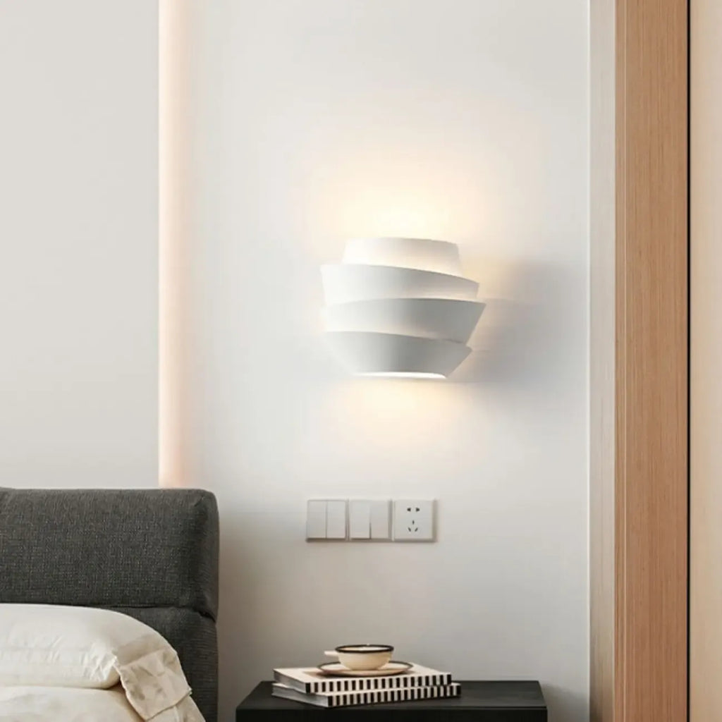 Applique murale minimaliste blanche à plusieurs niveaux pour l'éclairage de la chambre