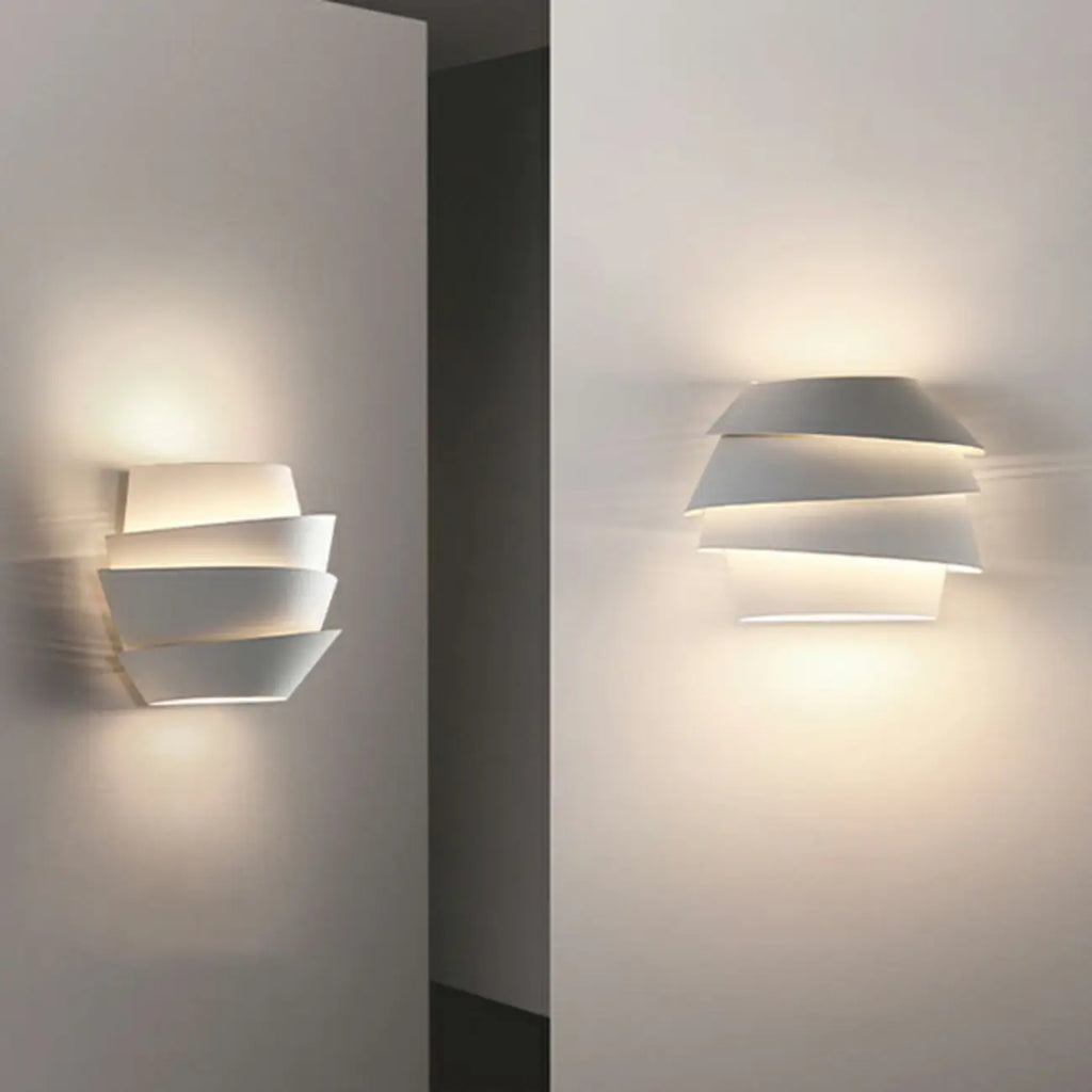Applique murale minimaliste blanche à plusieurs niveaux pour l'éclairage de la chambre