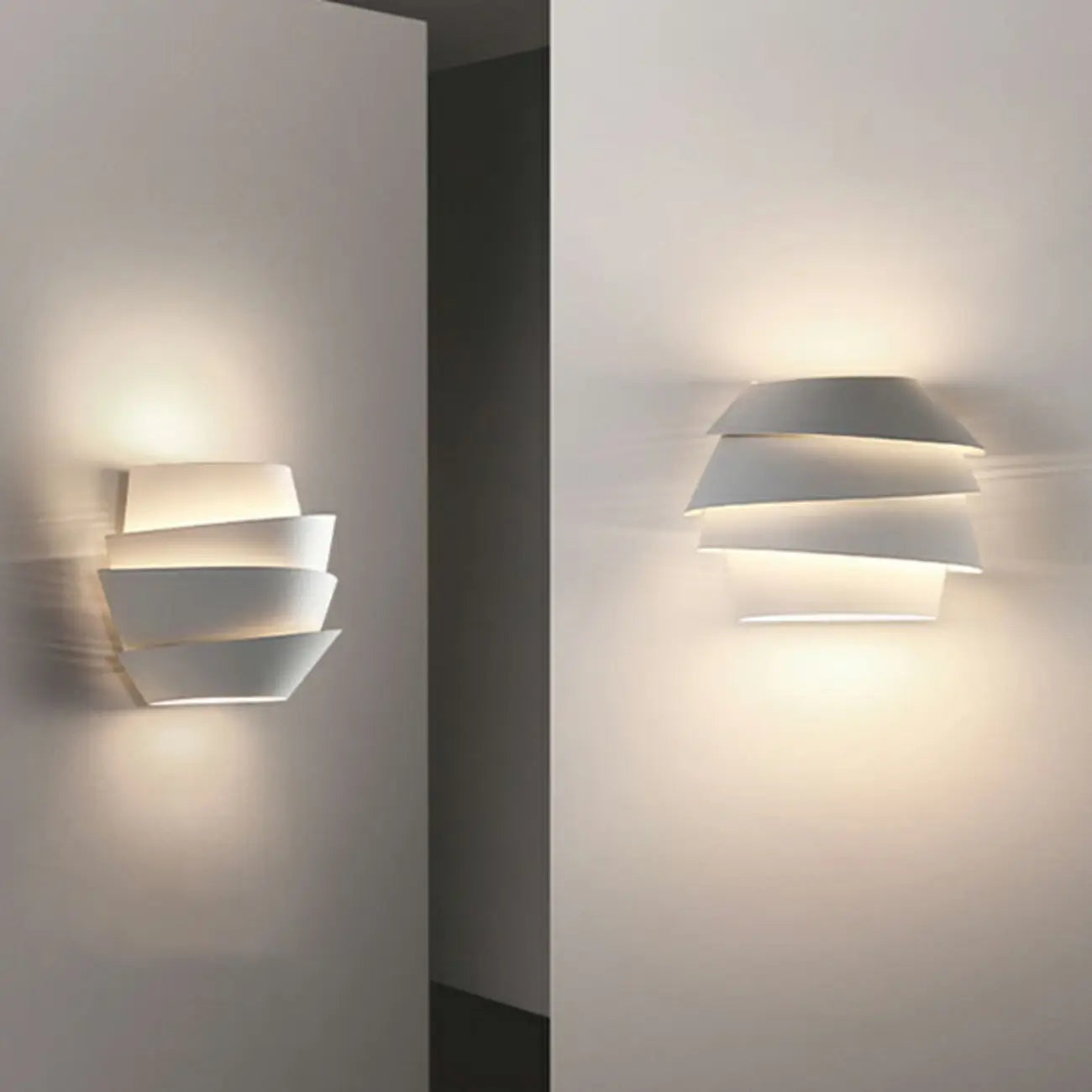Applique murale minimaliste blanche à plusieurs niveaux pour l'éclairage de la chambre
