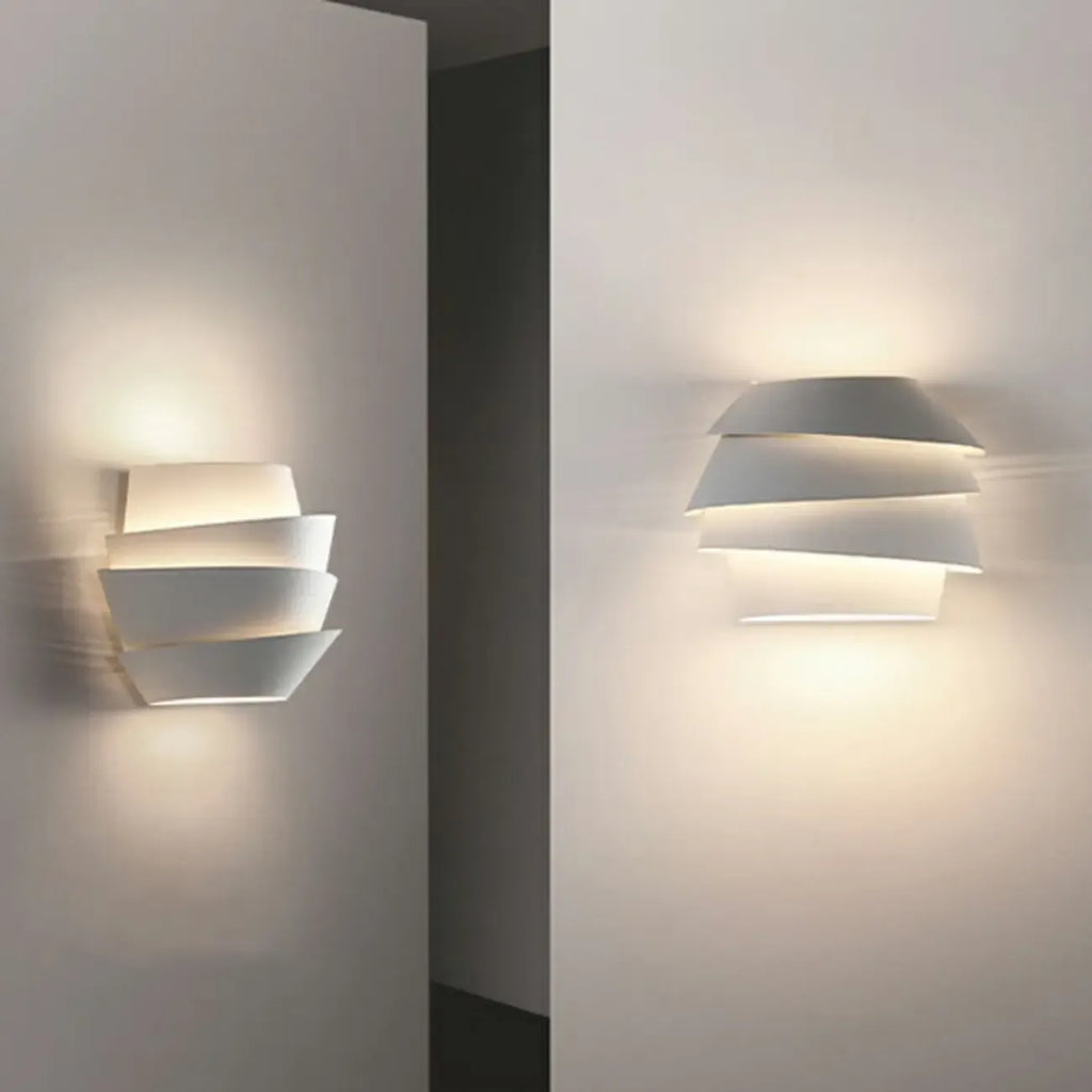 Applique murale minimaliste blanche à plusieurs niveaux pour l'éclairage de la chambre