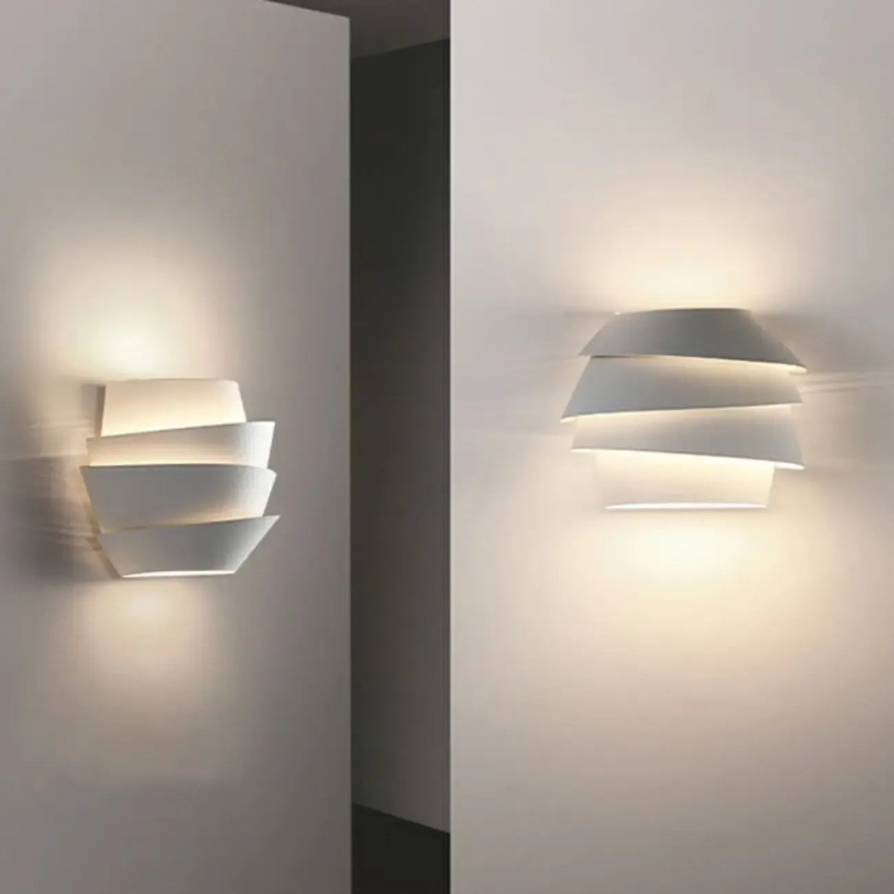 Applique murale minimaliste blanche à plusieurs niveaux pour l'éclairage de la chambre