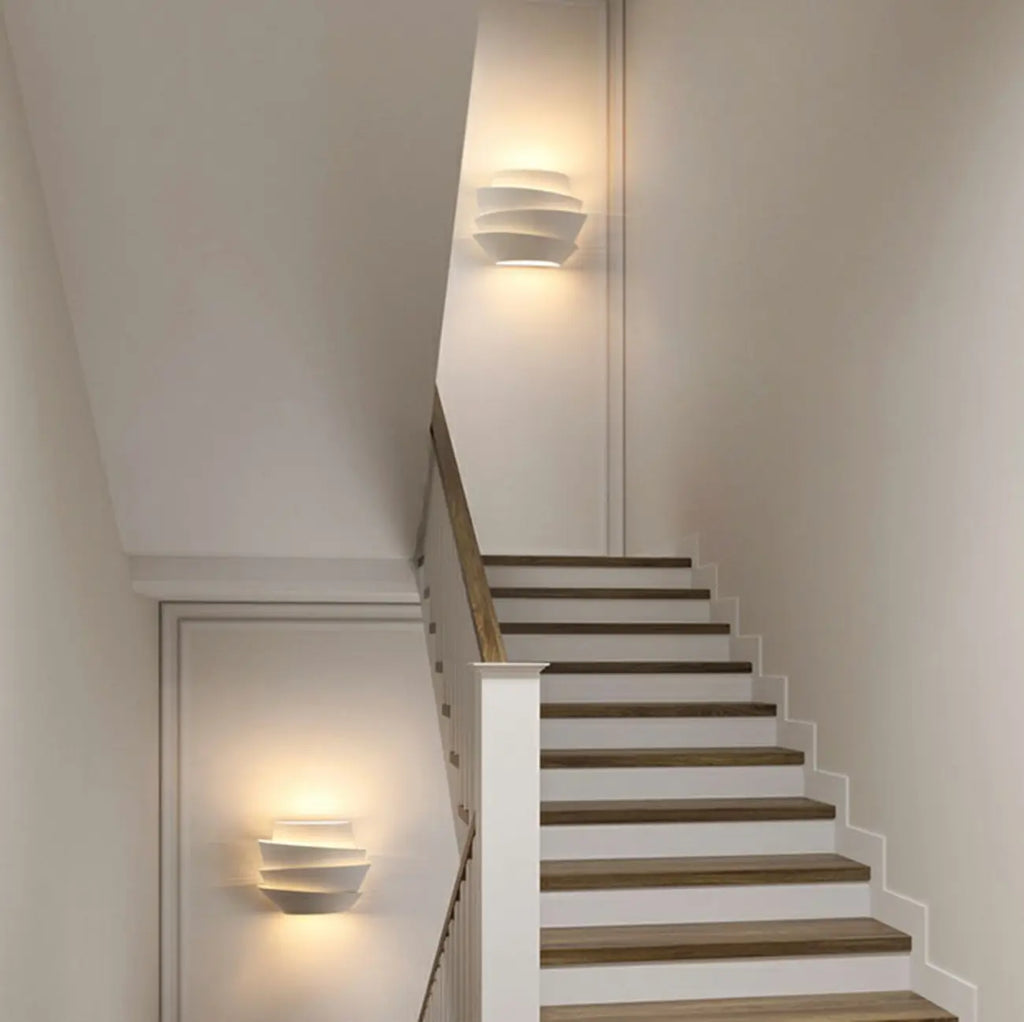 Applique murale minimaliste blanche à plusieurs niveaux pour l'éclairage de la chambre