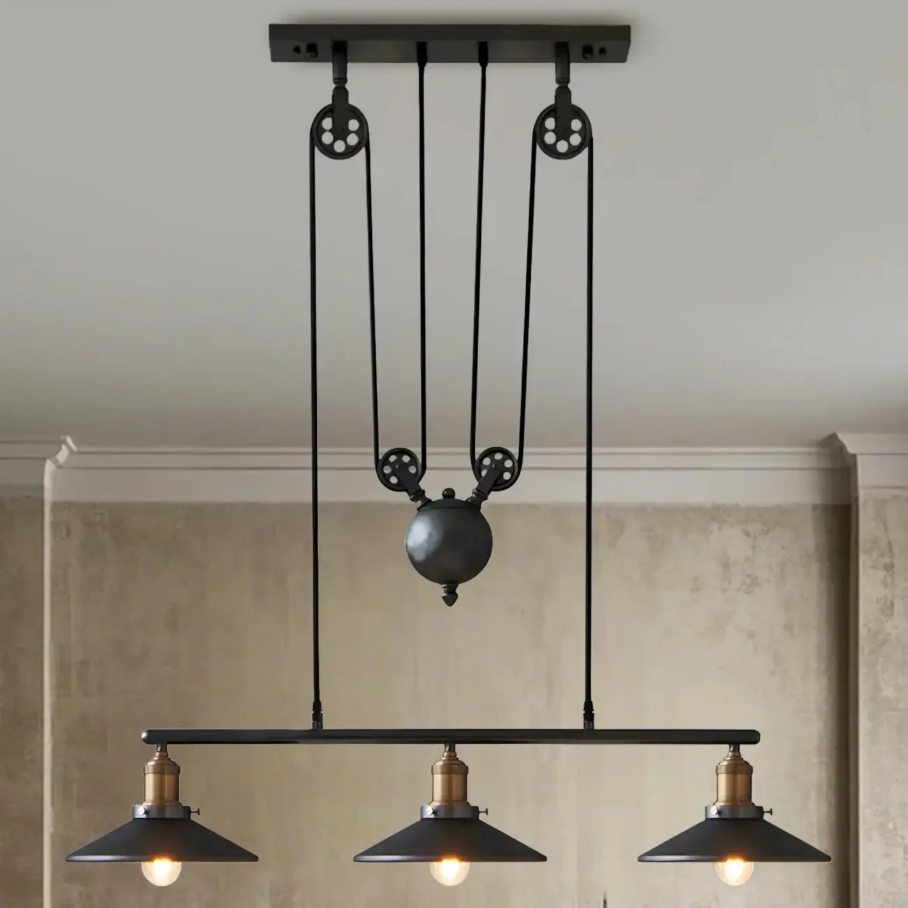 Suspension industrielle en métal noir avec poulie pour cuisine