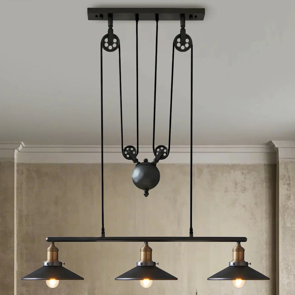 Suspension industrielle en métal noir avec poulie pour cuisine