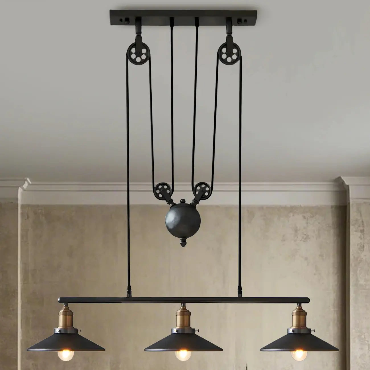 Suspension industrielle en métal noir avec poulie pour cuisine
