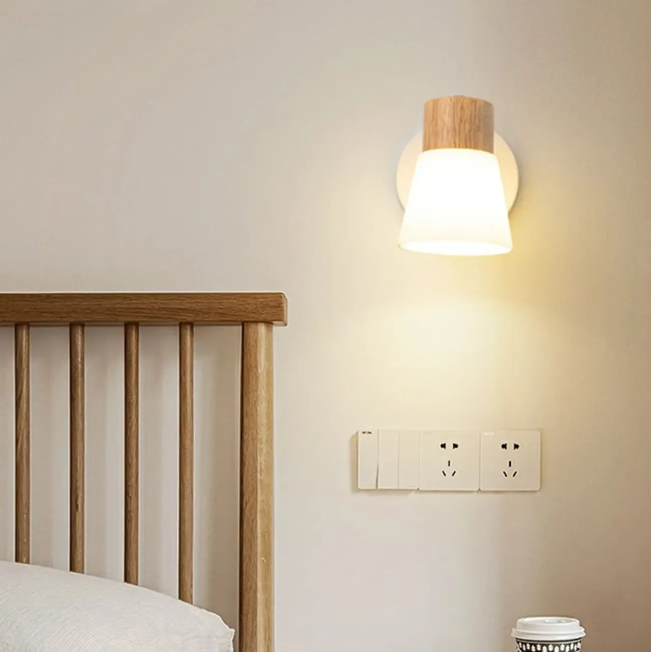 Mini applique murale en bois naturel blanc et métal