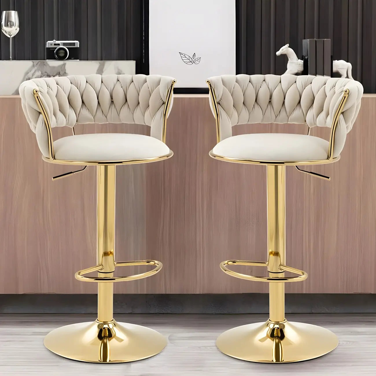 Tabouret de bar pivotant réglable à dossier bas et base dorée