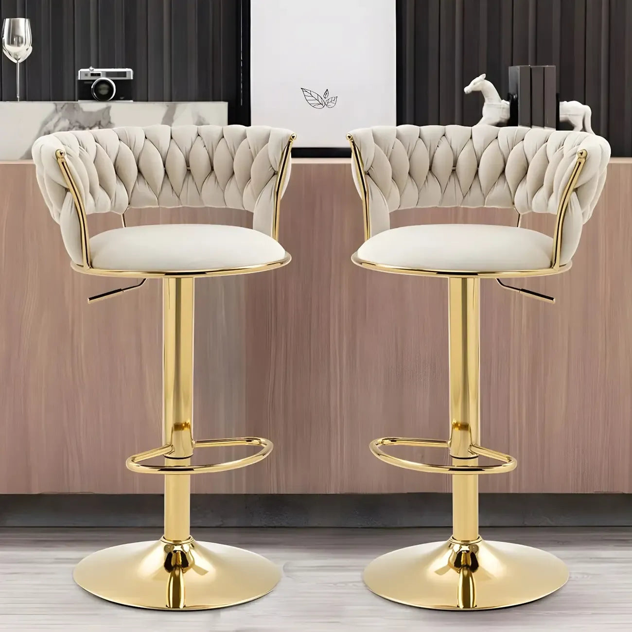 Tabouret de bar pivotant réglable à dossier bas et base dorée