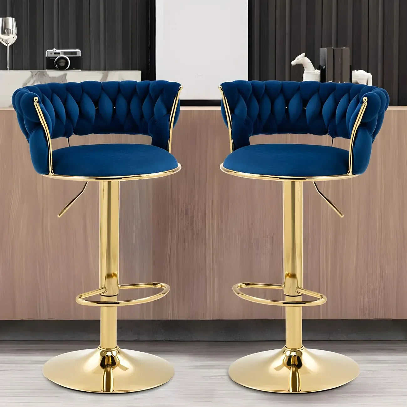 Tabouret de bar pivotant réglable à dossier bas et base dorée