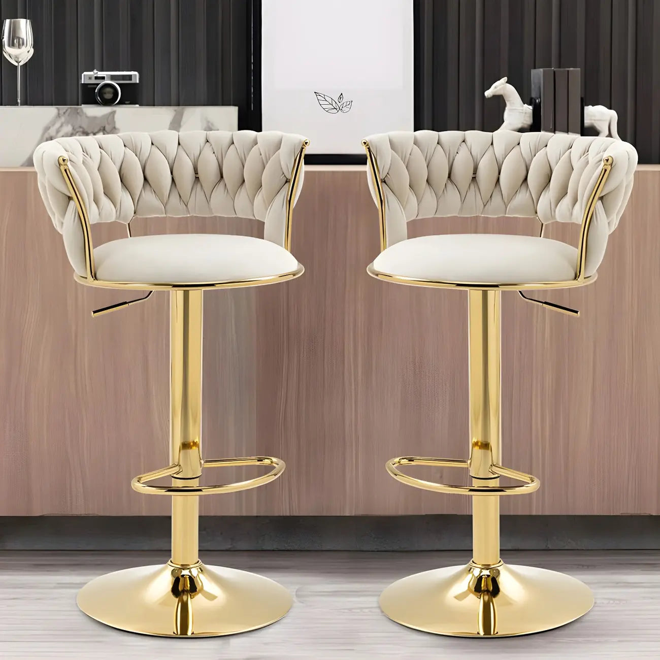 Tabouret de bar pivotant réglable à dossier bas et base dorée