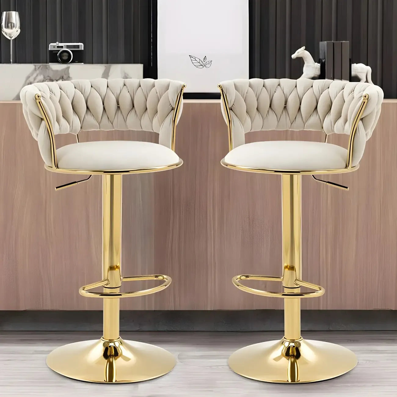 Tabouret de bar pivotant réglable à dossier bas et base dorée