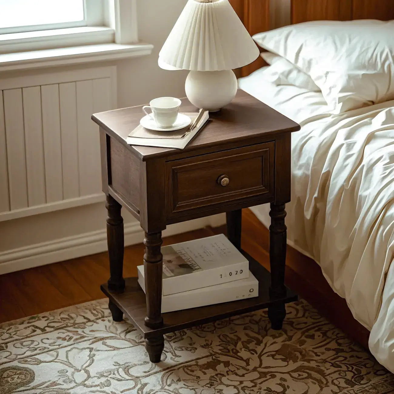 Table d'appoint en bois brun à 1 tiroir avec étagère, idéale pour les petits espaces