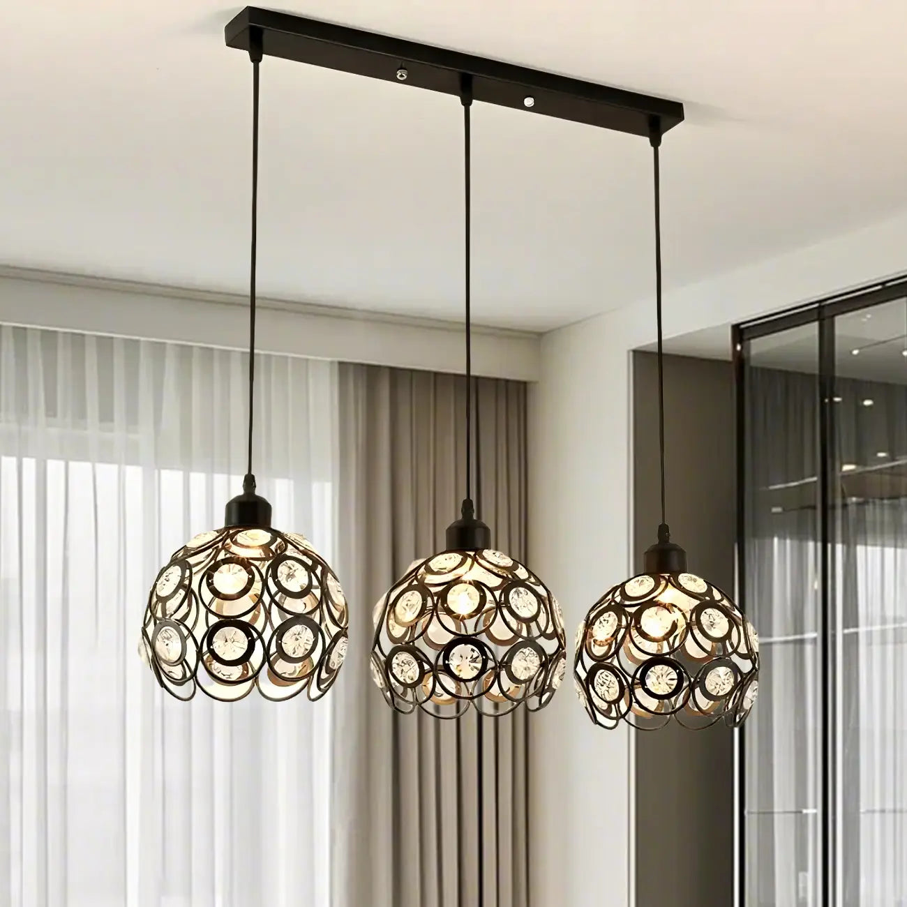 Suspension moderne à 3 lumières ronde en cristal et métal noir avec dôme
