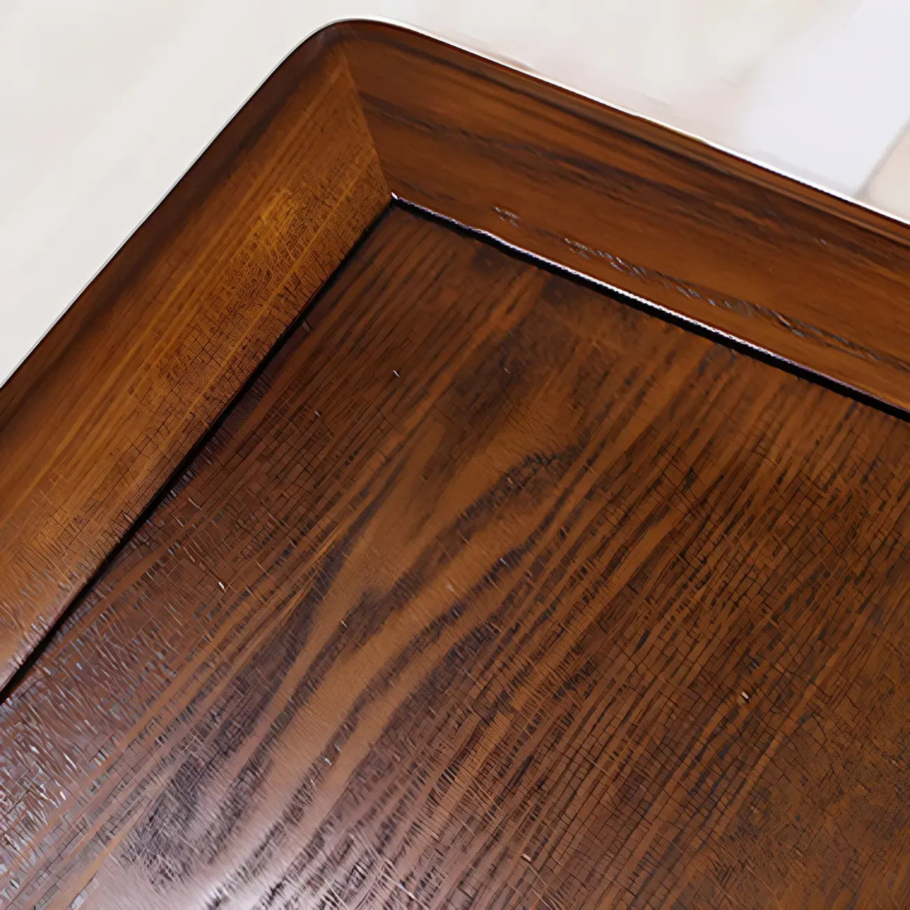 Meuble TV traditionnel long en bois brun avec gestion des câbles