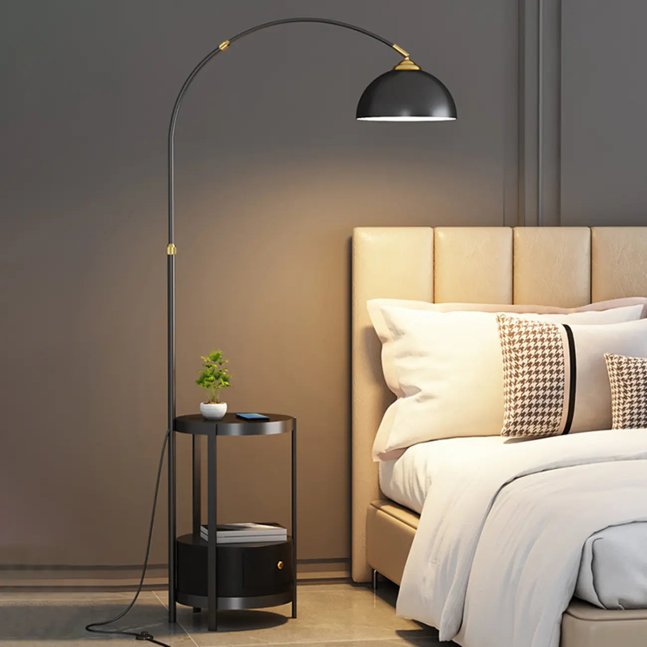 Lampadaire arqué moderne en métal à hauteur réglable avec étagère de rangement